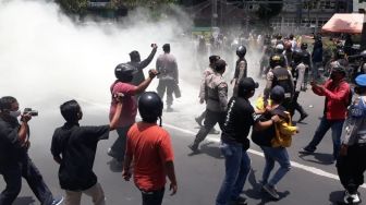 Blokir Jalan Tengah Kota, Demo Tolak Omnibus Law di Jombang Rusuh