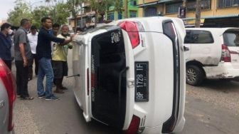 Senggol Mobil Parkir, Untung Kaget Mobil Miliknya Mendadak Terguling