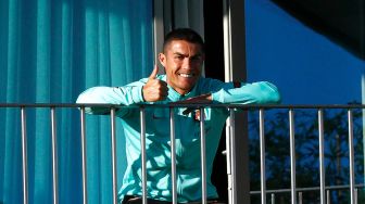 Positif Covid-19, Ronaldo Nonton Latihan Timnas Portugal dari Balkon Hotel