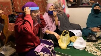 Mahasiswa UMM Adakan Edukasi Pelatihan Pembuatan Faceshield di Tulusrej