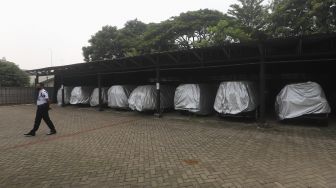 Petugas keamanan berjaga di Gudang Terpadu Pegadaian, Kebon Nanas, Jakarta, Kamis (15/10/2020). [Suara.com/Angga Budhiyanto]