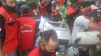 Polisi Traktir Bakso dan Siomay Buat Demontran Tolak Omnibus Law di Palembang