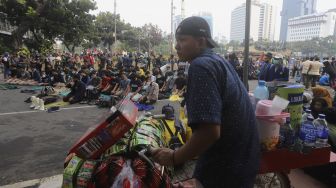 Sejumlah mahasiswa yang tergabung dalam Badan Eksekutif Mahasiswa Seluruh Indonesia (BEM SI) melaksanakan shalat Ashar secara berjamaah disela-sela waktu menggelar aksi unjuk rasa di kawasan Patung Kuda, Jakarta, Jumat (16/10/2020). [Suara.com/Angga Budhiyanto]