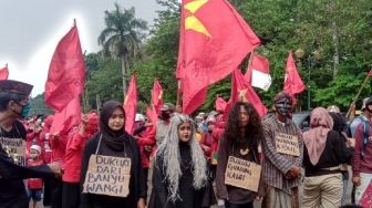 Demo ke Istana, Orator: jika Dukun Santet Sudah Turun, Jangan Salahkan Kami