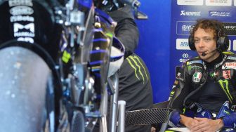 Dalam file foto yang diambil pada 16 Juli 2020 ini, pebalap Monster Energy Yamaha Italia, Valentino Rossi menghadiri konferensi pers di arena pacuan kuda Jerez di Jerez de la Frontera menjelang Grand Prix Spanyol. [Foto/AFP]