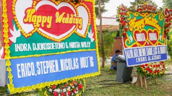 Karangan bunga bertuliskan 'Happy Wedding' menghiasi halaman disekitar rumah Nikita Willy yang hari ini melangsungkan pernikahan dengan Indra Priawan di Jatiwaringin, Bekasi, Jawa Barat, Jumat (16/10). 