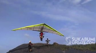 Serunya Terbang dengan Gantole di Pantai Cikawung Sukabumi