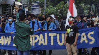 Sejumlah mahasiswa yang tergabung dalam Badan Eksekutif Mahasiswa Seluruh Indonesia (BEM SI) menggelar aksi unjuk rasa di kawasan Patung Kuda, Jakarta, Jumat (16/10/2020). [Suara.com/Angga Budhiyanto]