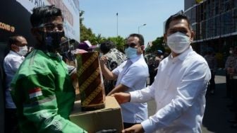 Komisi III Bersama Kapolda Jatim Berikan Bantuan Sembako dan Masker