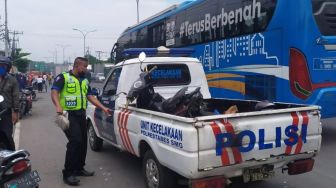 Sedih! Melihat Kekasihnya Tersambar Truck, Pria Ini Nangis