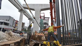 Pekerja mengerjakan pembangunan ruas tol layang Kelapa Gading-Pulogebang di Kelapa Gading, Jakarta, Kamis (15/10/2020). [ANTARA FOTO/Hafidz Mubarak]