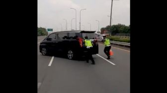 Potret Polisi Dorong Mobil Mewah di Jalan Tol Bikin Heran, Masalah Apa?