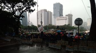 Pendemo Diguyur Hujan, Mahasiswa: Pak Polisi, Kami Mau Neduh di Istana