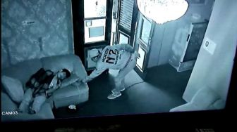 Penjaga Homestay Tertidur di Sofa, Dua Pria Terekam CCTV Curi Ponsel