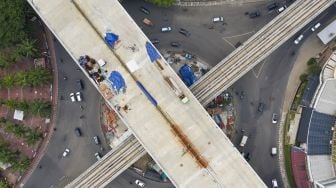 Foto udara pembangunan ruas tol layang Kelapa Gading-Pulogebang di Kelapa Gading, Jakarta, Kamis (15/10/2020).  [ANTARA FOTO/Hafidz Mubarak]