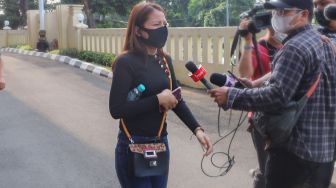 Adik Vicky Prasetyo, Babby Lestari berjalan meninggalkan Polres usai diperiksa terkait laporan dugaan pencemaran nama baik kepada Angel Lelga di Polres Metro Jakarta Pusat, Sabtu (17/10/2020). [Suara.com/Alfian Winanto]