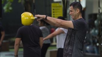 Warga berlatih olah raga 'bootcamp' di pusat kebugaran Bodyfit, Kemang, Jakarta, Sabtu (17/10/2020). [ANTARA FOTO/Aditya Pradana Putra]