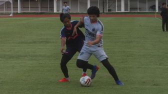 Atta Halilintar mencoba mengecoh lawan saat bermain sepak bola di Stadion Madya Gelora Bung Karno, Senayan, Jakarta Selatan, Sabtu (17/10/2020). [Suara.com/Alfian Winanto]