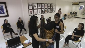 Siswa sekolah model mengikuti sesi kelas “Match and Matching Wardrobe” di Look Academy Modeling School, Jakarta, Sabtu (17/10/2020). [Suara.com/Angga Budhiyanto]