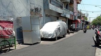 Pengaspalan Jalan Terganggu, Potret Mobil Parkir Ini Picu Sindiran Pedas