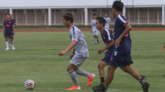 Rizky Billar membawa bola saat bermain sepak bola di Stadiun Madya Gelora Bung Karno, Jakarta Selatan, Sabtu (17/10/2020). [Suara.com/Alfian Winanto]