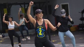 Sejumlah warga bersenam zumba di pusat kebugaran Bodyfit, Kemang, Jakarta, Sabtu (17/10/2020). [ANTARA FOTO/Aditya Pradana Putra]