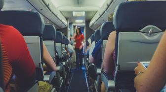 Viral Penumpang Lukis Wajah Pramugari di Pesawat dan Deretan Berita Hits Lifestyle Lainnya