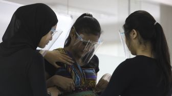 Siswa sekolah model mengikuti sesi kelas “Match and Matching Wardrobe” di Look Academy Modeling School, Jakarta, Sabtu (17/10/2020). [Suara.com/Angga Budhiyanto]