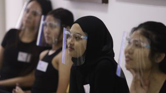 Siswa sekolah model mengikuti sesi kelas “Match and Matching Wardrobe” di Look Academy Modeling School, Jakarta, Sabtu (17/10/2020). [Suara.com/Angga Budhiyanto]