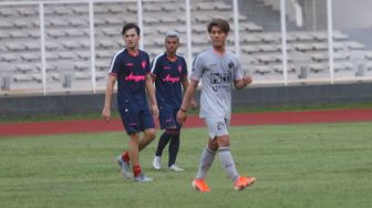 Rizky Billar saat bermain sepak bola di Stadiun Madya Gelora Bung Karno, Jakarta Selatan, Sabtu (17/10/2020). [Suara.com/Alfian Winanto]