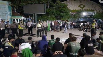 Konvoi Suporter Persatu Tuban Dibubarkan Polisi, Tapi Datang Lagi dan Lagi...