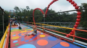 Keren! Jembatan Gantung Bermotif Polkadot di Boyolali