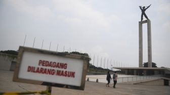 Warga beraktivitas di Taman Lapangan Banteng, Jakarta, Minggu (18/10/2020).   [ANTARA FOTO/Akbar Nugroho Gumay]
