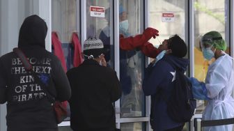 Warga menjalani tes usap PCR (Swab Test) di GSI Lab (Genomik Solidaritas Indonesia Laboratorium), Cilandak, Jakarta Selatan, Senin  (19/10/2020). [Suara.com/Angga Budhiyanto]