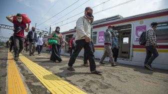 Sejumlah penumpang berjalan usai turun dari rangkaian kereta rel listrik (KRL) Commuterline di Stasiun KA Bogor, Kota Bogor, Jawa Barat, Senin (19/10/2020). [ANTARA FOTO/Aditya Pradana Putra]