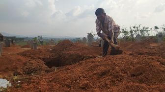 Kisah Mbah Juri, Sudah Makamkan 250 Jenazah Covid-19 di Semarang