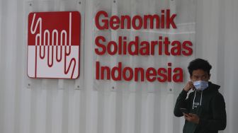 Warga mengantre untuk menjalani tes usap PCR (Swab Test) di GSI Lab (Genomik Solidaritas Indonesia Laboratorium), Cilandak, Jakarta Selatan, Senin  (19/10/2020). [Suara.com/Angga Budhiyanto]