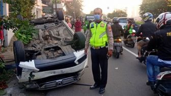 Honda Jazz Terbalik di Daan Mogot, Sopir Nyetir Oleng Tabrak Tiang Telepon