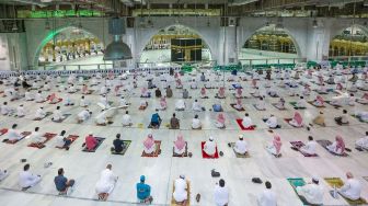 Umat Islam melaksanakan salat subuh berjamaah di Masjidil Haram di Kota suci, Mekkah (18/10/2020).  [Foto/AFP]