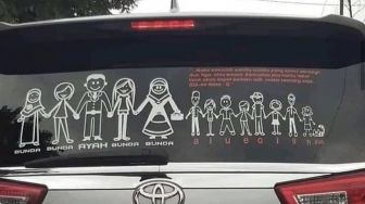 Stiker Keluarga di Mobil Ini Bikin Salah Fokus, Ayahnya Aktif Banget Bunda?