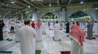 Umat Islam melaksanakan salat subuh berjamaah di Masjidil Haram di Kota suci, Mekkah (18/10/2020).  [Foto/AFP]