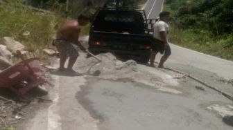 Muak Dijejali Janji Manis, Warga Jalinbon Swadaya Perbaiki Jalan Rusak