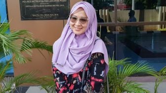 Okie Agustina saat ditemui usai membuat perjanjian damai dengan travel umrah PT. Hidayatul Imam Abadi di Polres Metro Jakarta Pusat, Selasa (20/10). [Suara.com/Alfian Winanto]