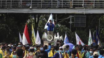 Mahasiswa yang tergabung dalam Badan Eksekutif Mahasiswa Seluruh Indonesia (BEM SI) berorasi di atas mobil komando saat melakukan aksi unjuk rasa di kawasan Patung Kuda, Jakarta, Selasa (20/10/2020). [Suara.com/Angga Budhiyanto]