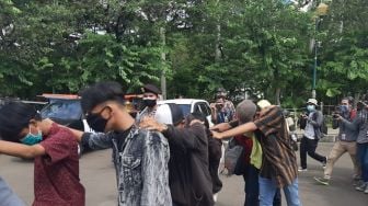 Dituduh Penyusup, Polisi Bekuk Belasan ABG saat Demo Setahun Jokowi-Maruf