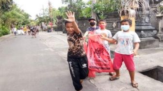 Patut Dicontoh, Bocah SD Gianyar Berburu Sampah Plastik di Tengah Pandemi