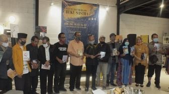 Puluhan Penulis Serentak Luncurkan Buku Sastra di Hari Jadi Sulsel