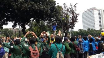 Massa BEM SI saat Geruduk Istana, Polisi: Selamat Datang Kawan-kawan