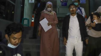 Atin, Istri pertama suami Nita Thalia, Nurdin Rudithya usai melaporkan Adik Nita Thalia, Seny Amelia dengan dugaan pencemaran nama baik di Polda Metro Jaya, Jakarta Selatan, Selasa (20/10). [Suara.com/Alfian Winanto]