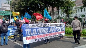 Tolak Omnibus Law, Ribuan Buruh Berdendang Nyanyi Indonesia Raya